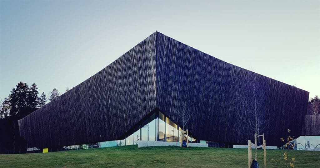 Holmen Svømmehall trefasade