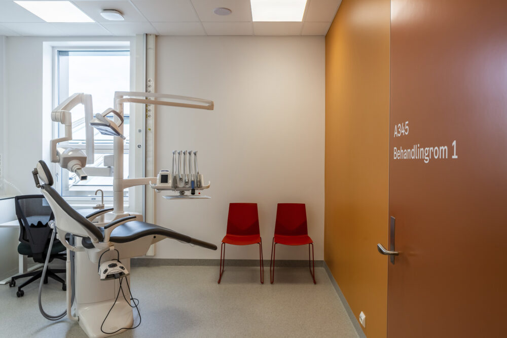 Behandlingsrom ny legevakt Oslo. Fotograf: Tove Lauluten. Foto: Nordic Office of Architecture